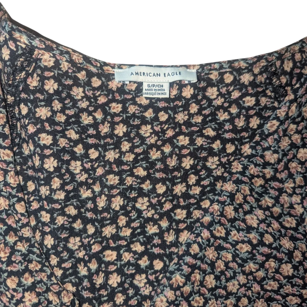 🛍️American Eagle Outfitters Black and Pink Floral Top - Picture 2 of 5